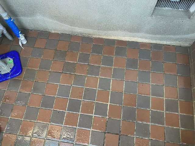 土間タイルを高圧洗浄できれいにした状況