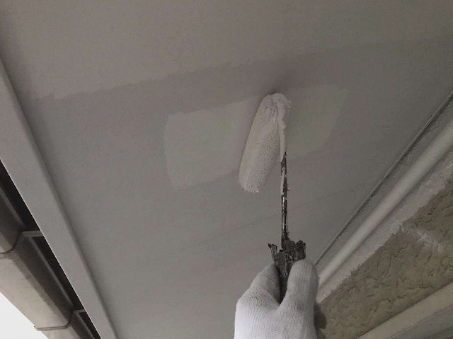 色あせた軒天へのローラー塗装