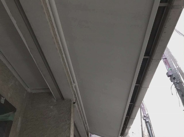 住宅の軒天への塗装が完了した様子