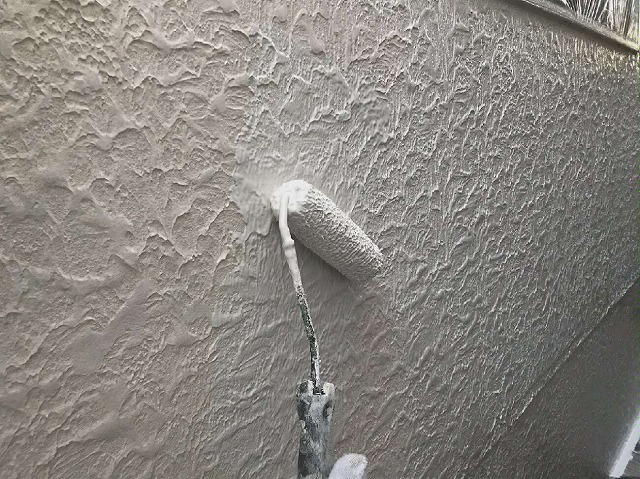 ローラーを使ったシリコン塗料による外壁塗装