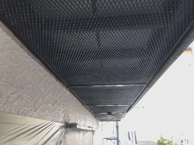 ベランダ下の金網部分を黒色で塗装