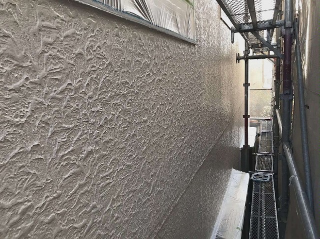 足場を組んで高所で行う外壁塗装