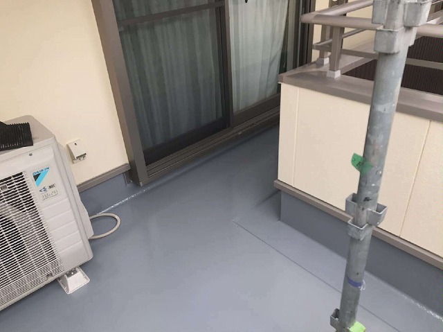 外壁塗装とベランダ防水のメンテナンスが完成した状況