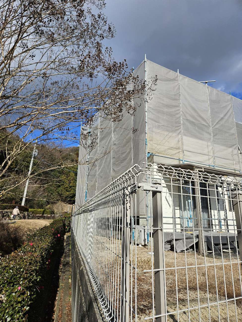 豊田市　飛散防止シートを張った足場