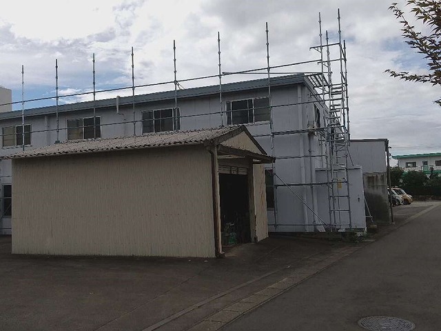 雨漏り修理と外壁塗装工事のための足場設置が完了