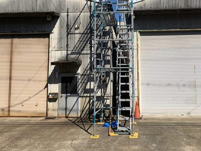 貸倉庫の折板屋根カバー工事の足場設置