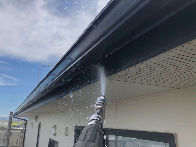 軒樋や鼻隠しの塗装工事前の高圧洗浄工程
