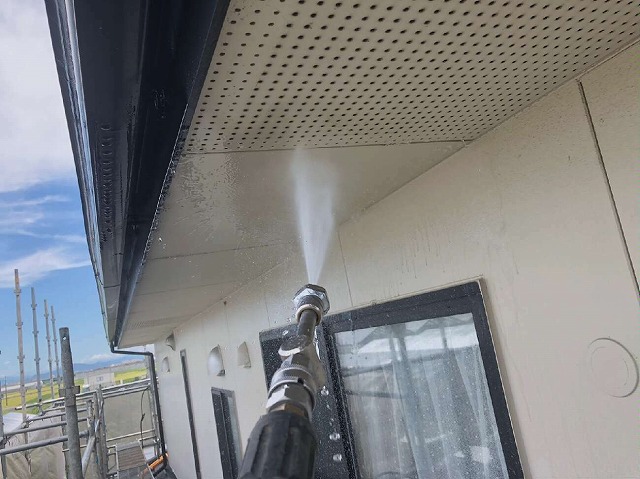 軒天の汚れやカビを高圧洗浄で落としている状況