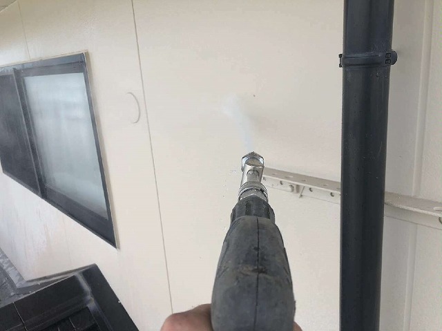 外壁サイディング塗装工事の高圧洗浄作業