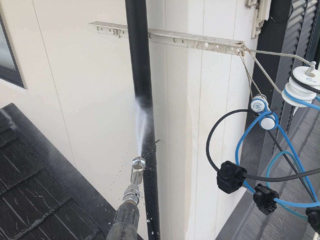 付帯部塗装工事で竪樋への高圧洗浄