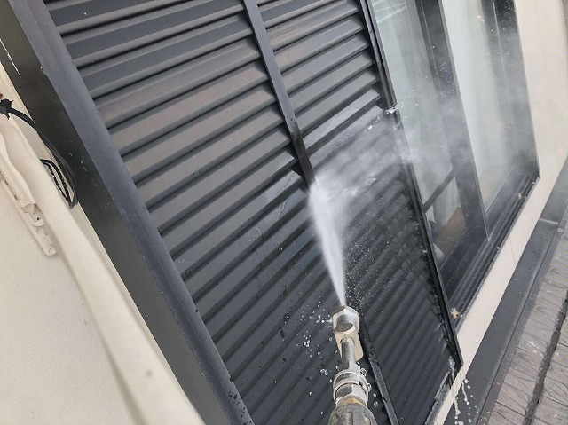 窓のシャッター塗装のための高圧洗浄作業