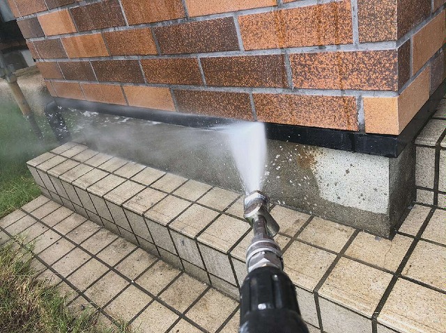 外壁タイル下の水切り金物への高圧洗浄