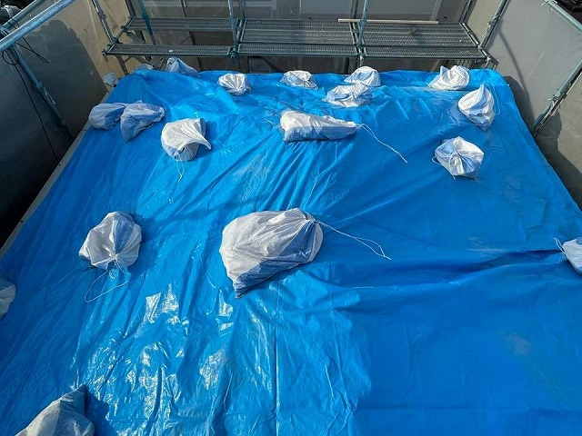 屋根葺き替え工事で瓦降ろしの後のブルーシート養生