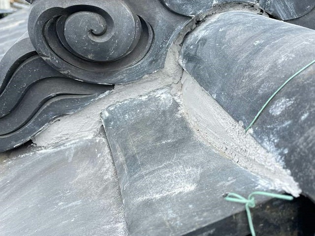 鬼瓦の周囲に漆喰を詰めて仕上げた様子