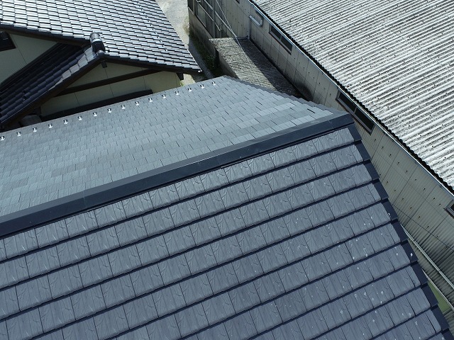 F型瓦屋根の劣化状況を確認するためのドローン点検点検