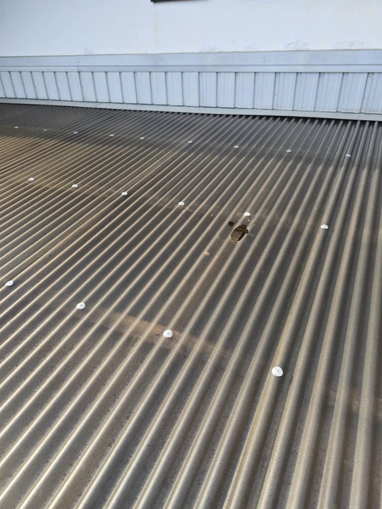 穴が空いたポリカ波板