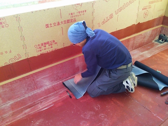 バルコニーの防水シート貼り