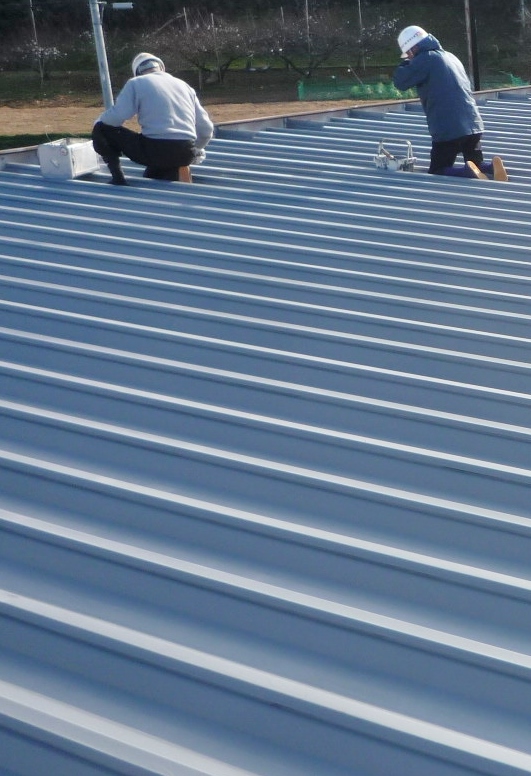 鉄骨造・屋根折半・タイトフレーム