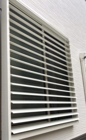 ルーバー窓