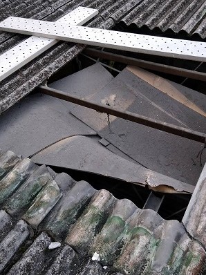 工場　明り取り窓　大破