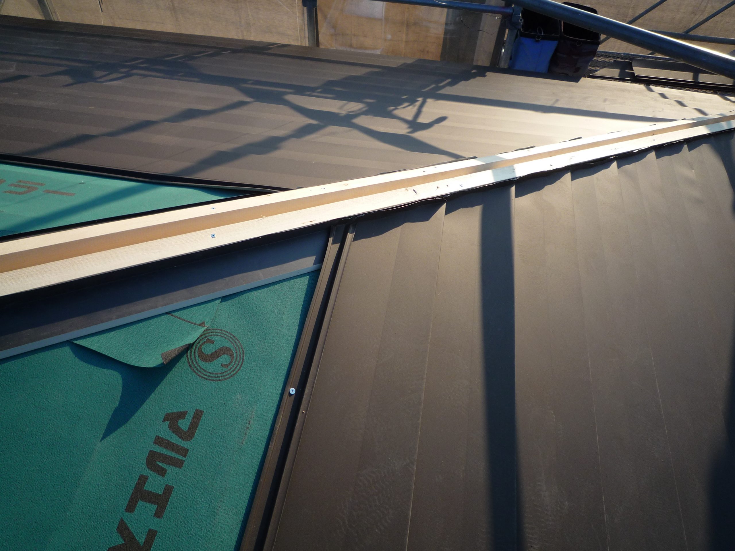 万世町で屋根ガルバリウム鋼板・カバー工法