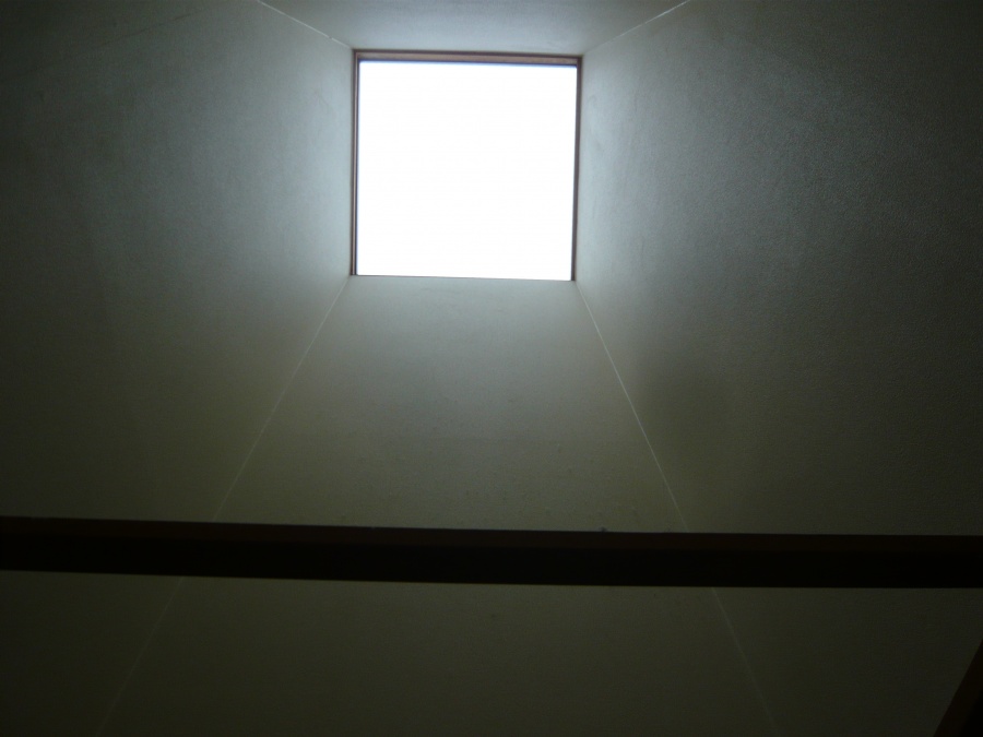 室内から天窓をみる