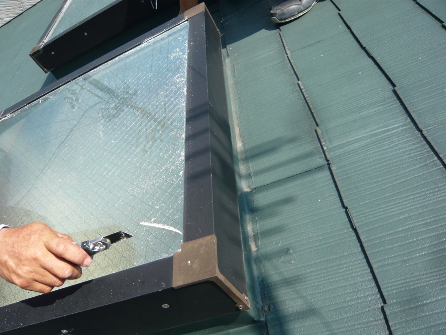 コーキングはがしている