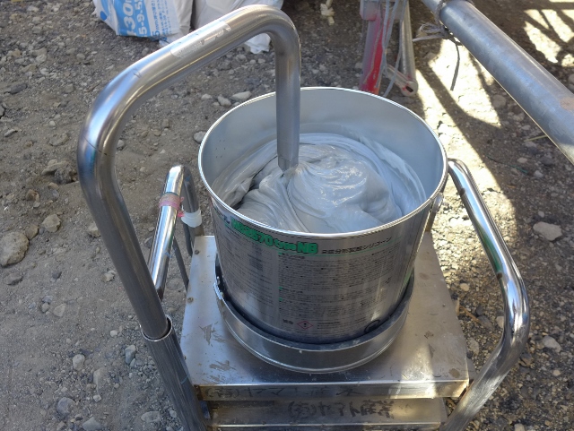 静岡市清水区三保　Ｈ様邸新築現場－２４　サイディングの板間コーキング工事