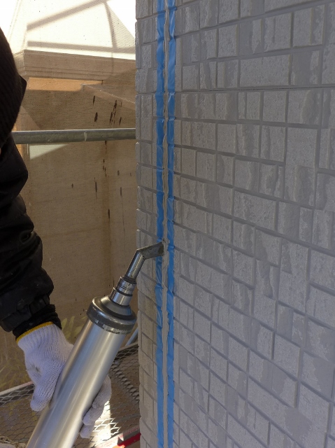 静岡市清水区三保　Ｈ様邸新築現場－２４　サイディングの板間コーキング工事