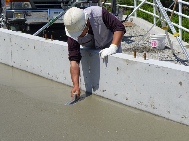 礎の天端均し・岡部工場