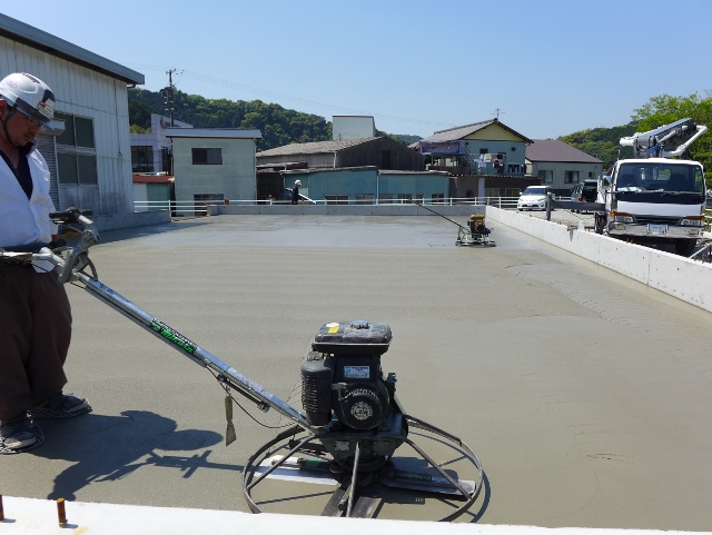 礎の天端均し・岡部工場