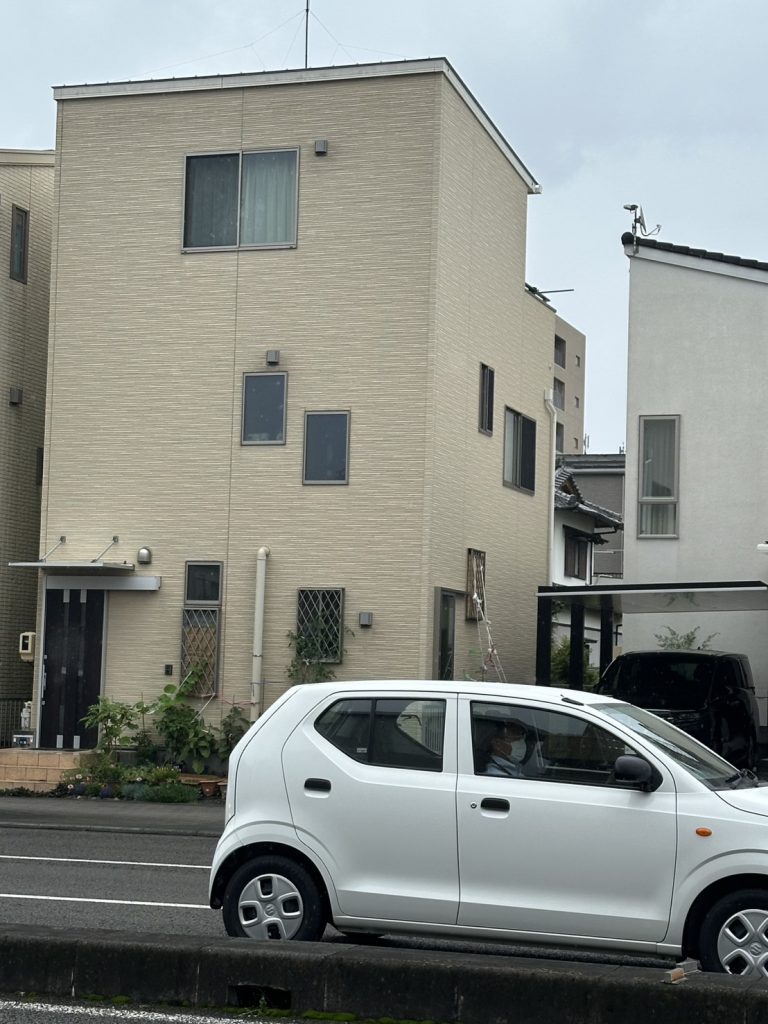 3階建て住宅の全景