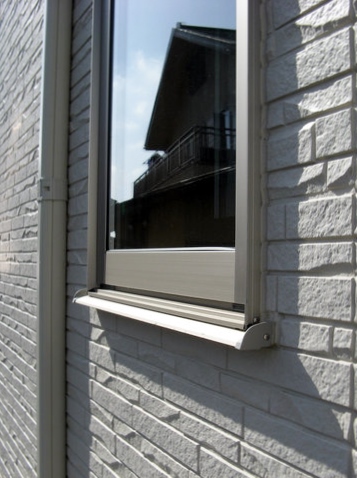 窓外壁の汚れ水切り