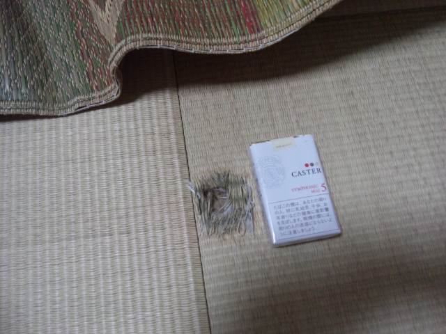 畳に穴