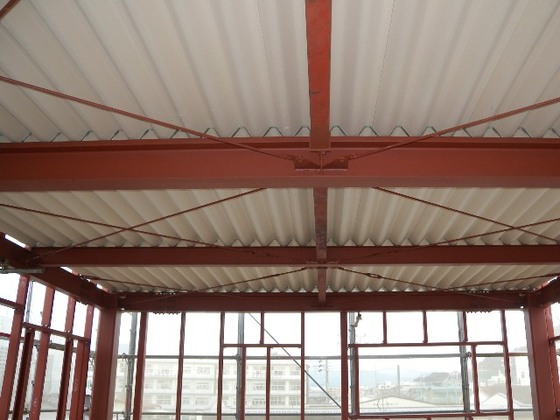 鉄骨造・屋根折半・タイトフレーム