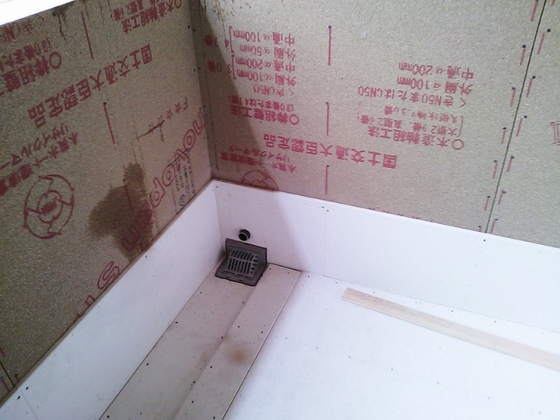 傾斜の一番低いところにドレンを設置