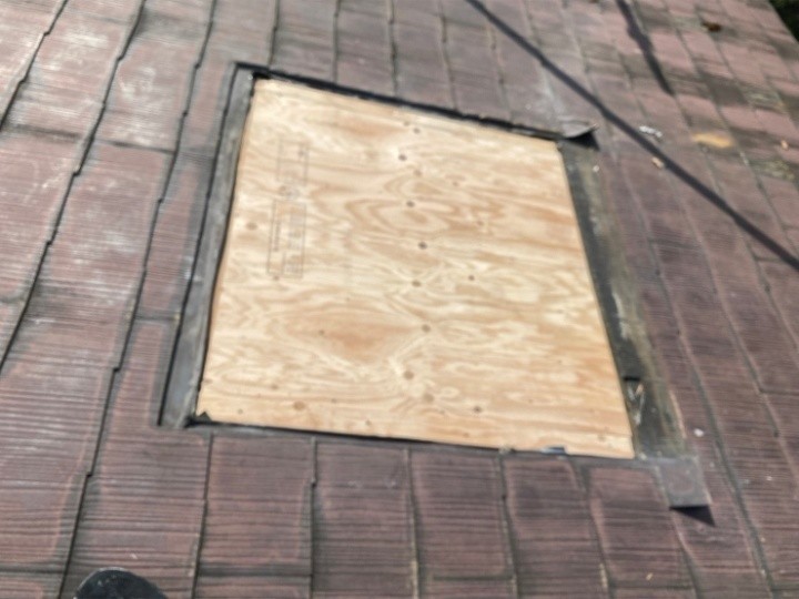 天窓撤去と開口部の合板塞ぎ