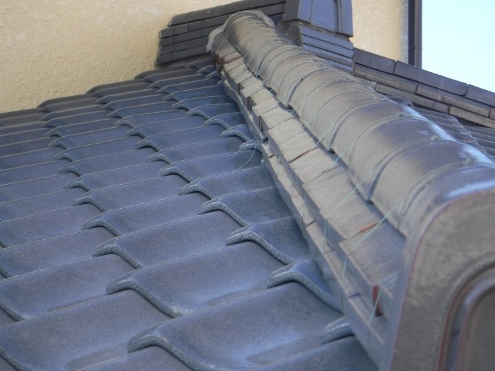 棟瓦のズレと漆喰の劣化