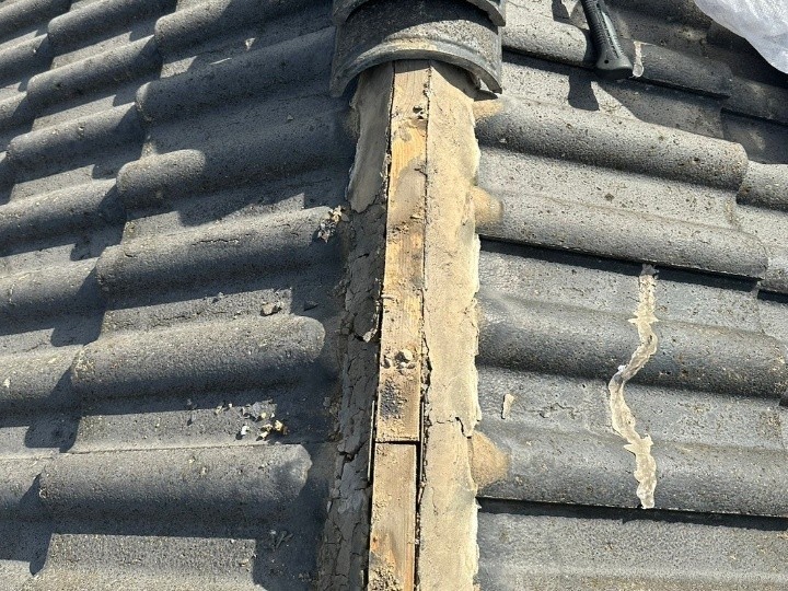 棟瓦の取り外しと旧漆喰の撤去