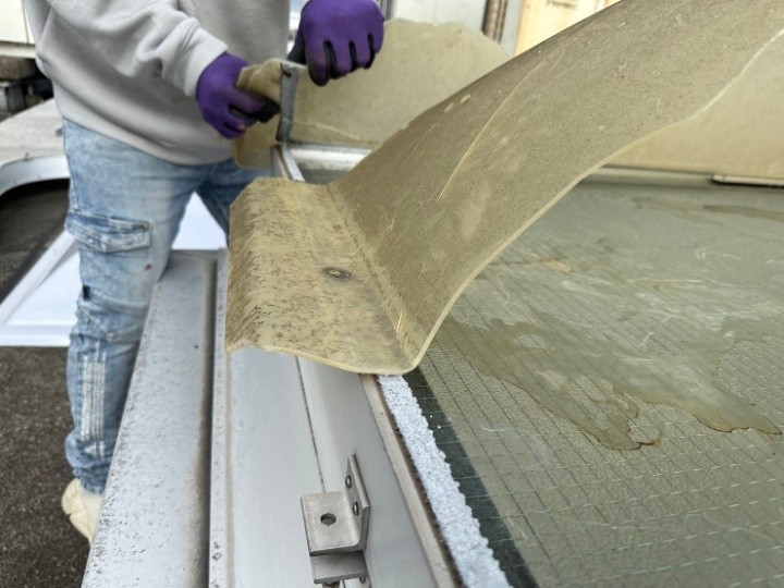 既存トップライトカバーの撤去