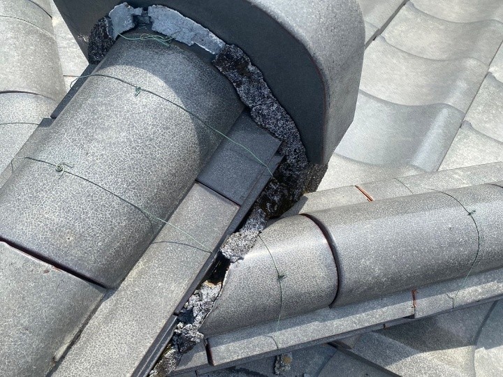 漆喰の撤去と鬼瓦周りの下地補修