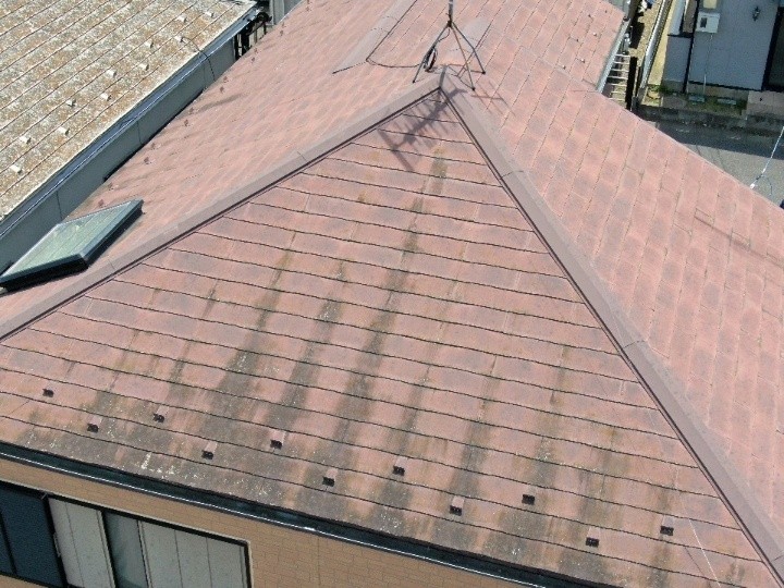 全体的に色あせが進んだスレート屋根