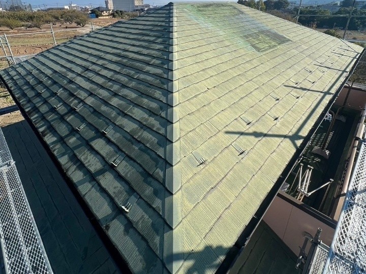 スレート屋根の全体的な退色と汚れ