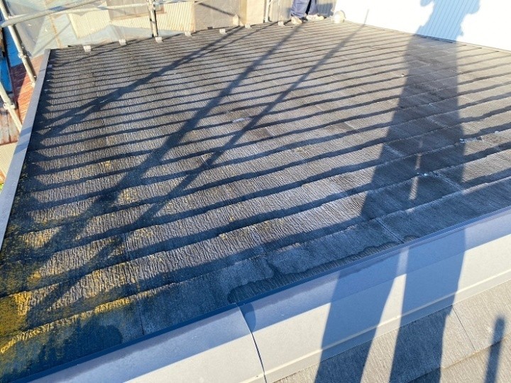 軒先付近に苔や汚れが溜まりやすい状況