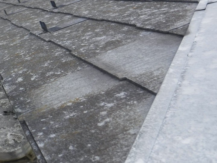 屋根材の浮きと色ムラ