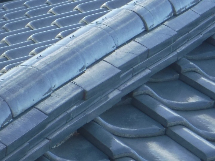 漆喰の劣化で固定力が低下した棟瓦