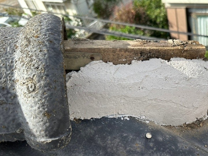 新しい漆喰の充填作業