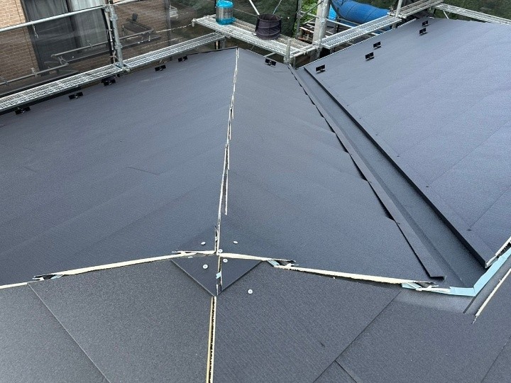 金属屋根材（スーパーガルテクト）の葺き始め