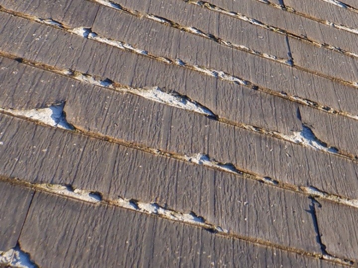 表面の強い風化と浮きの発生