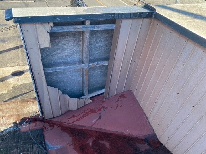 下地が露出し雨水跡が残る状態を確認